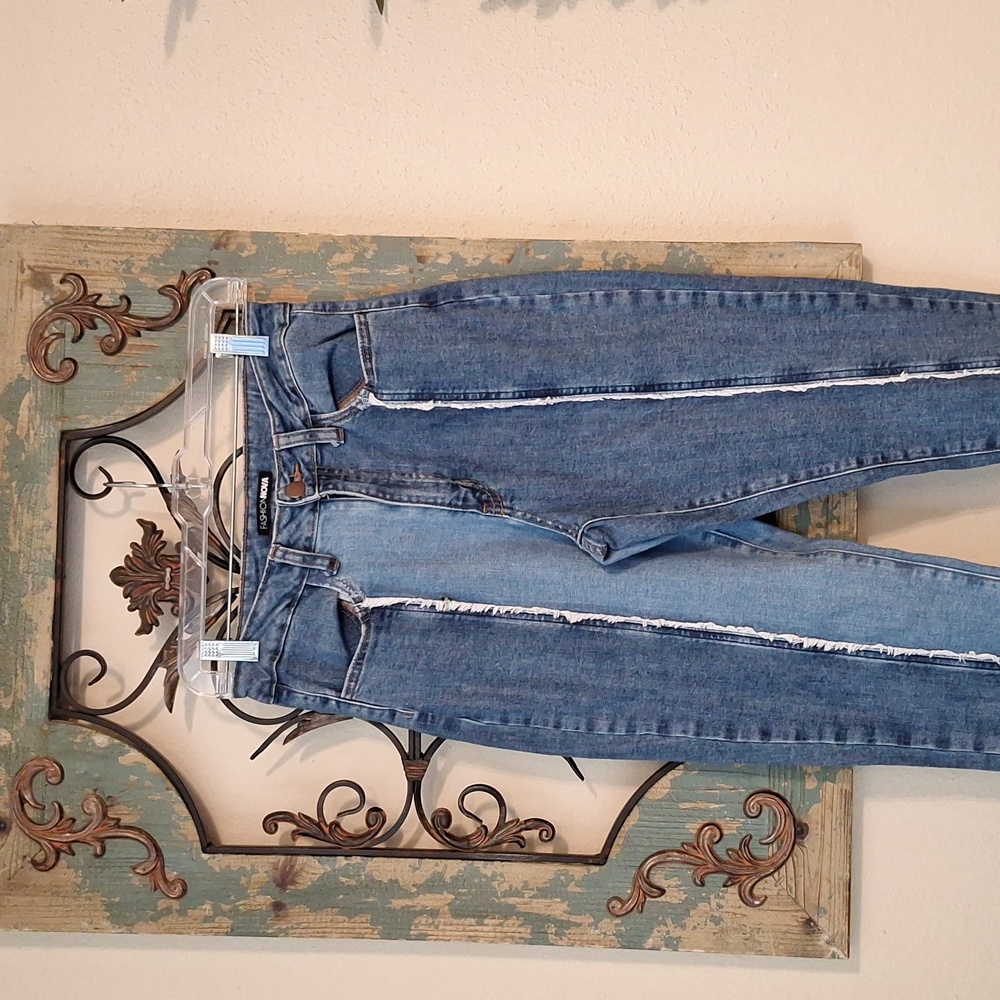 FASHION NOVA Two toned Denim Frayed Skinny Jeans. Excellent Condition Size 7 - Picture 4 of 14